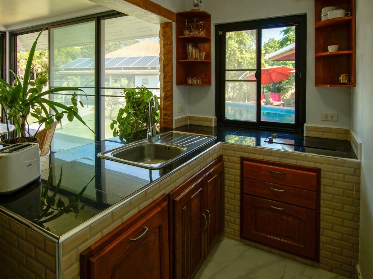 Tina'S Living Paradise - Guesthouses With Private Pool Ban Phe Exteriör bild
